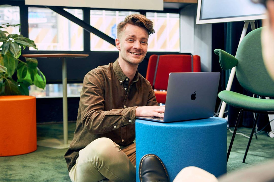 man-zit-laptop-kantoor