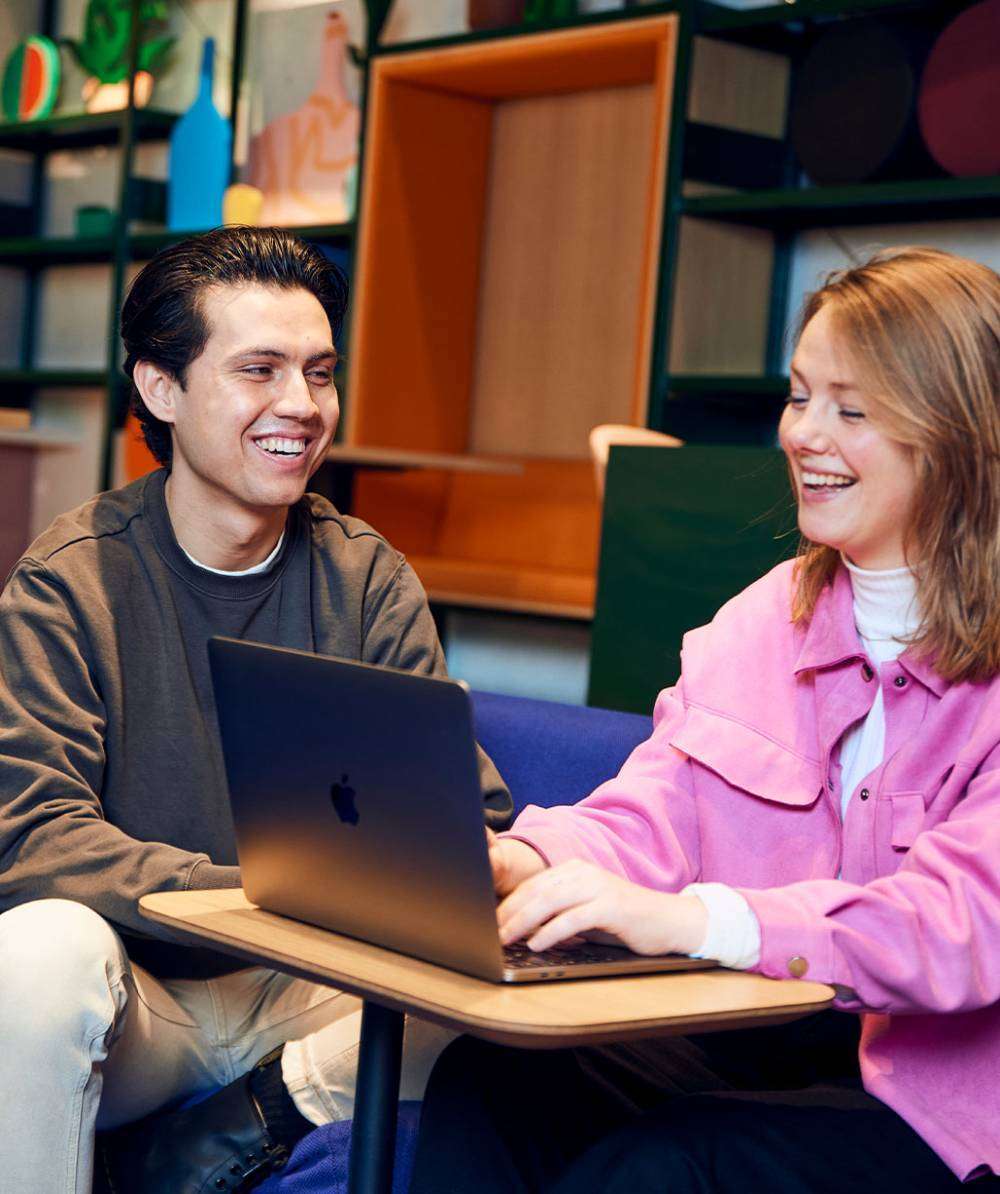 jongen-meid-laptop-lachen
