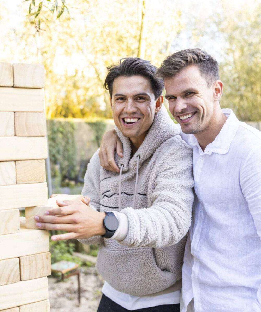 Lachende collegas met blokkentoren
