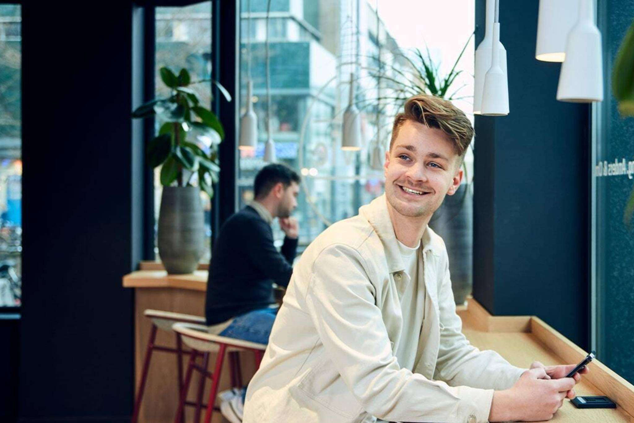 Man-met-blouse-kijkt-weg