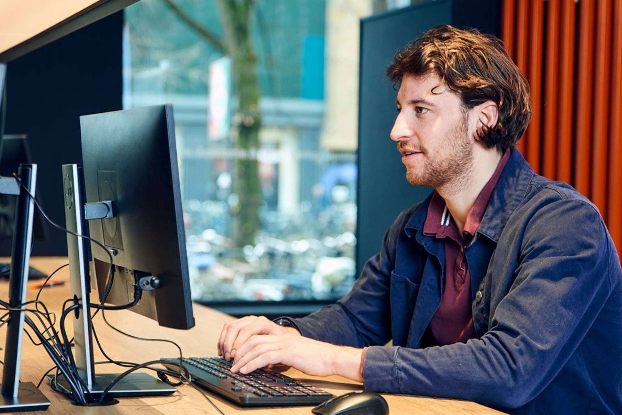 Jonge man aan het werk.