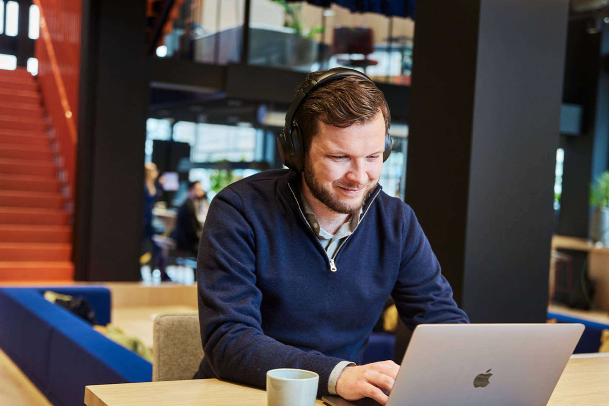 jongen-typend-werken-koffie