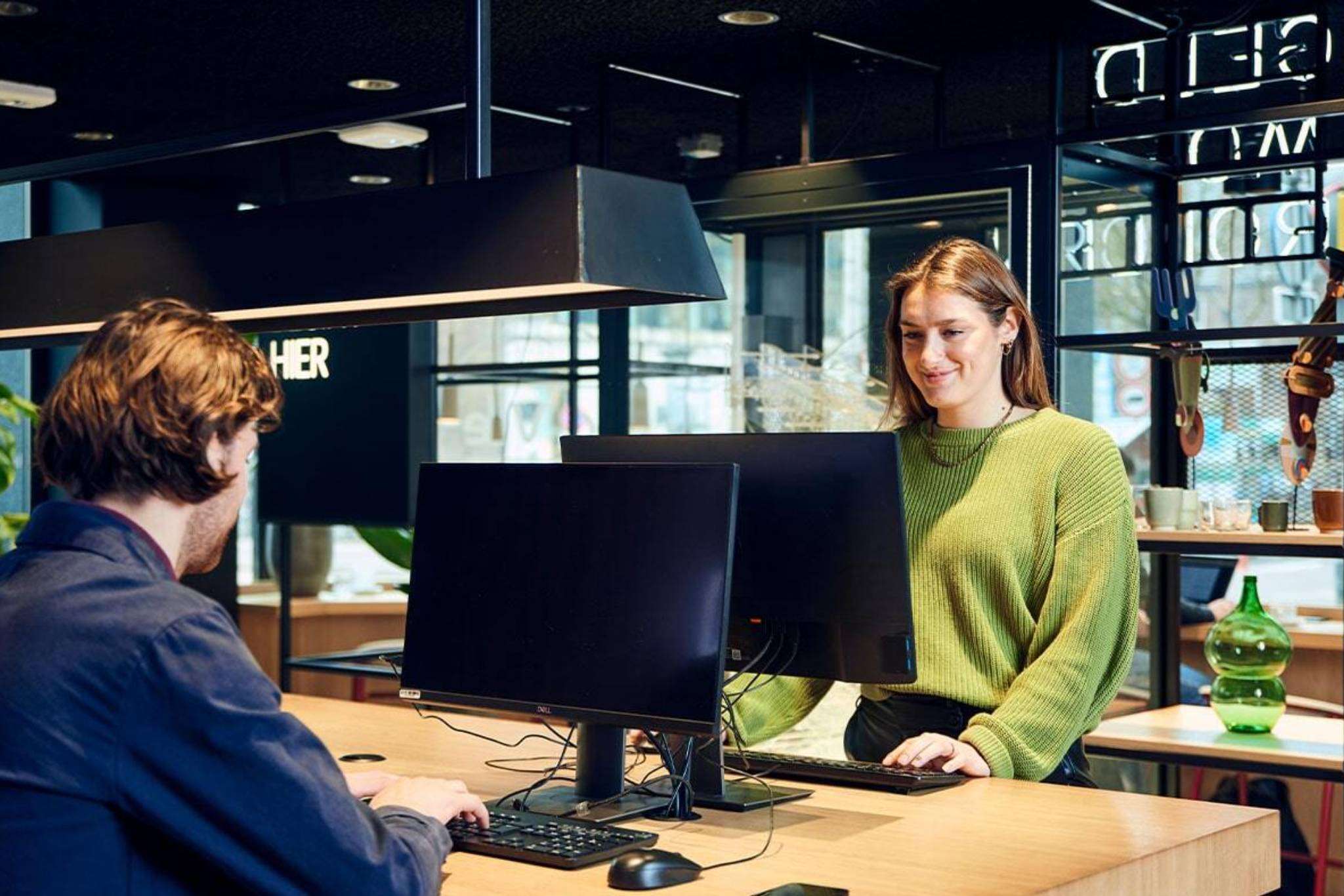 man-en-vrouw-werken-aan-bureau