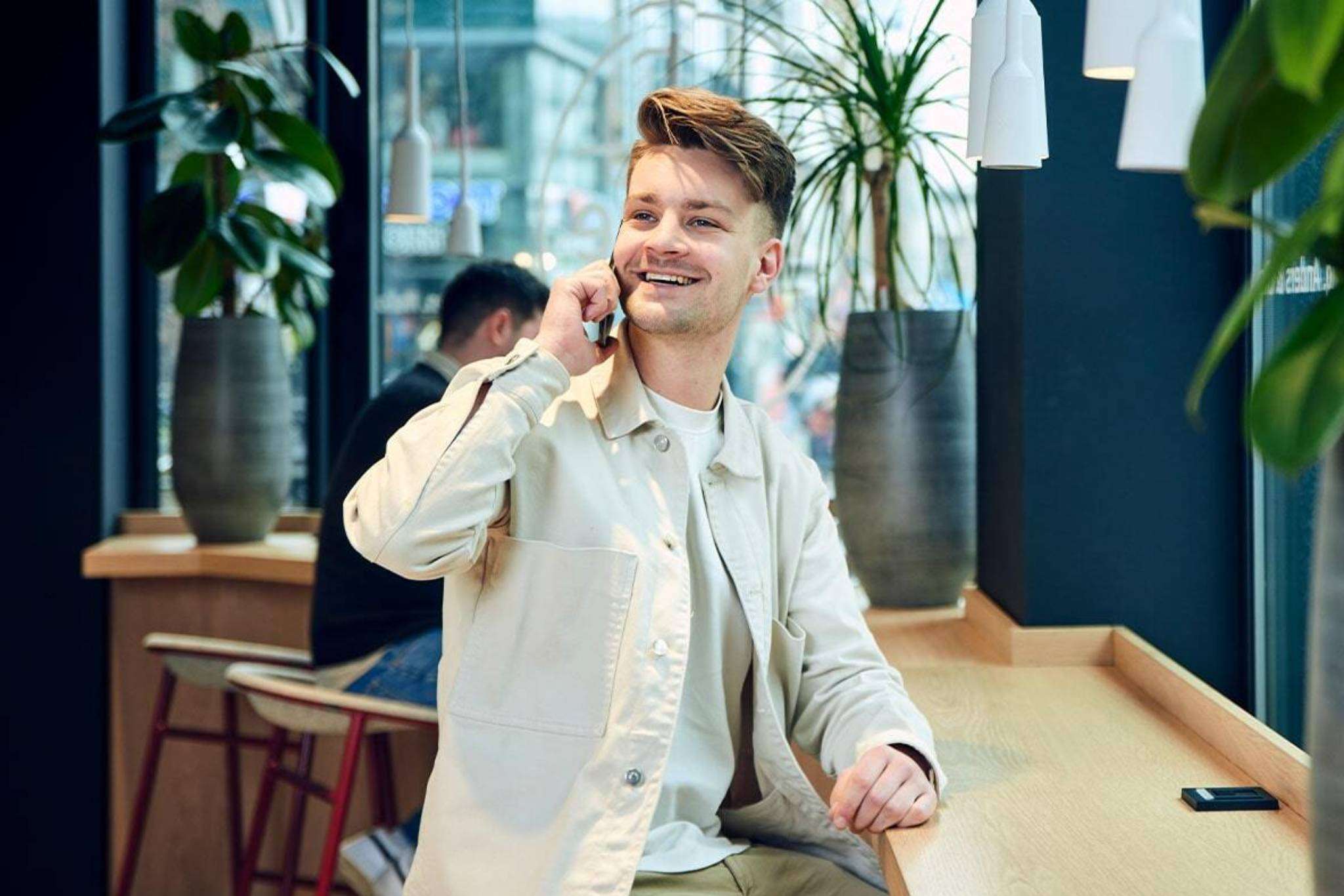 man-kantoor-lacht-telefoon