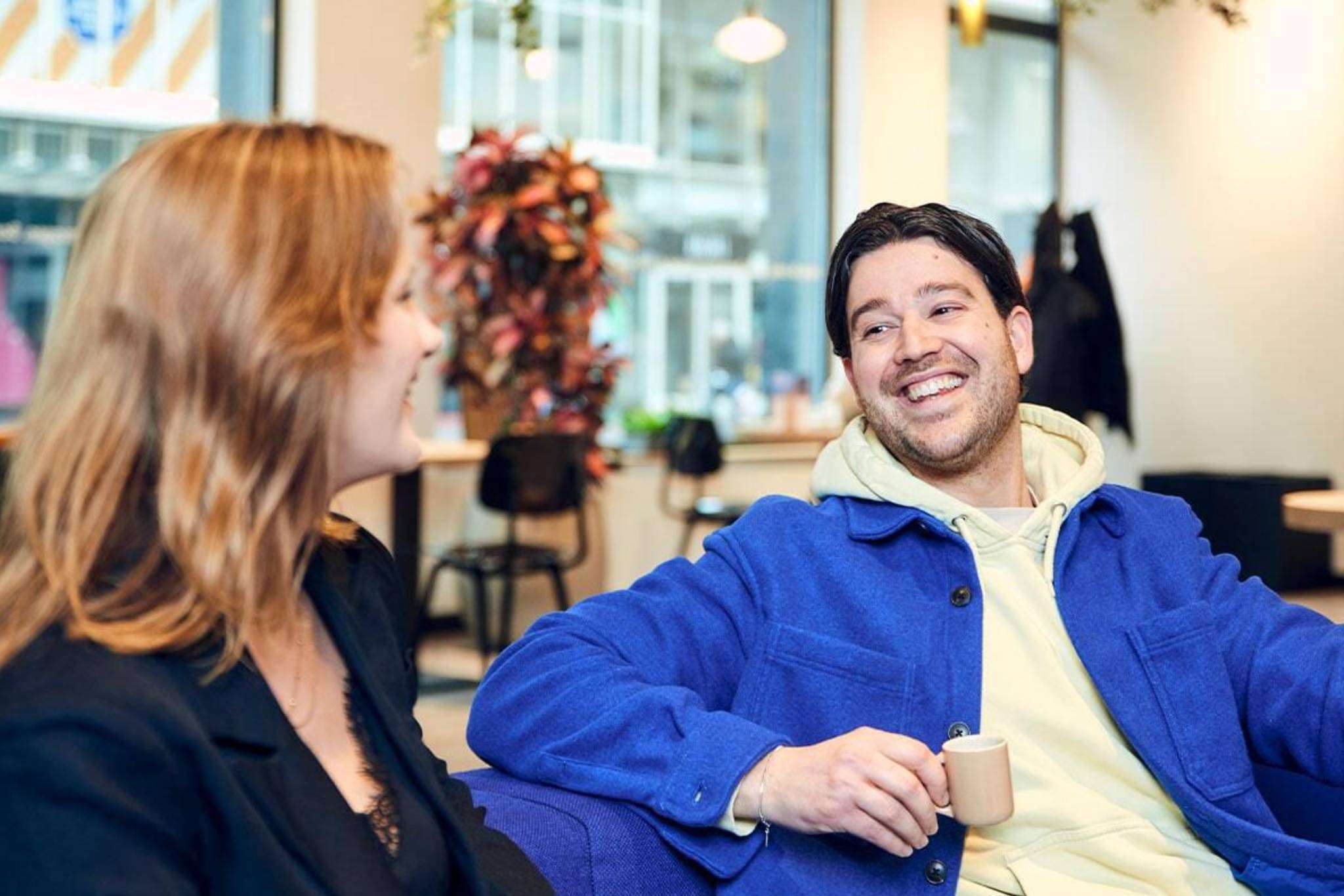 man-lacht-naar-vrouw