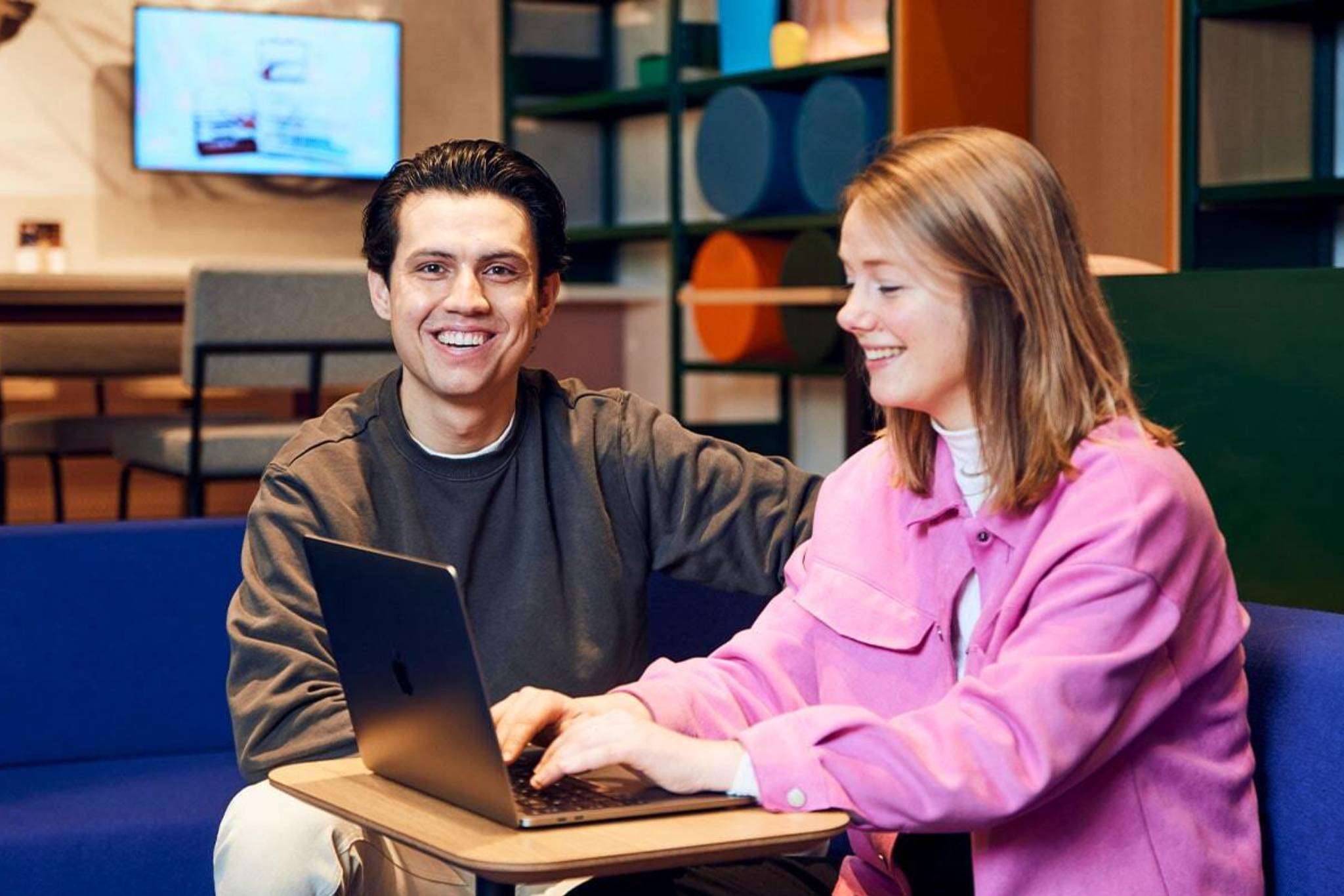 man-vrouw-samen-achter-laptop