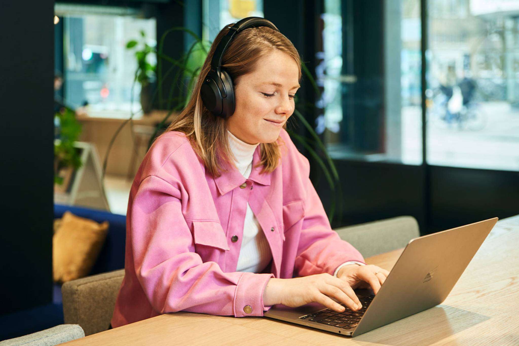 meid-koptelefoon-roze-shirt-laptop