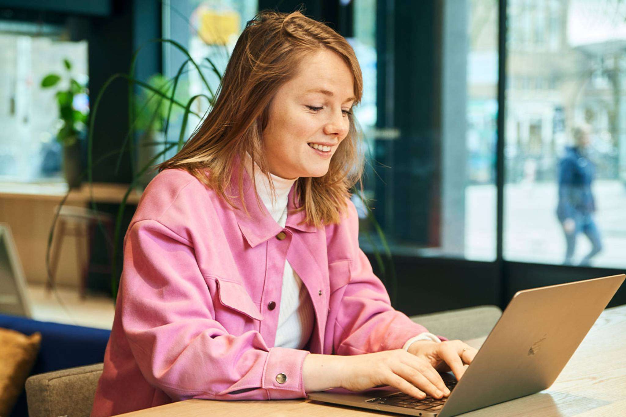 meid-roze-shirt-laptop