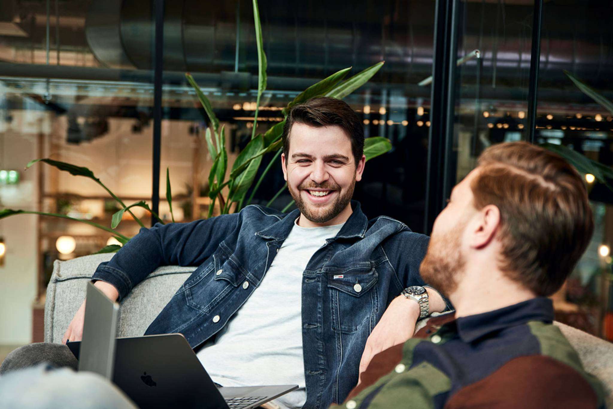 twee-mannen-dialoog-blij