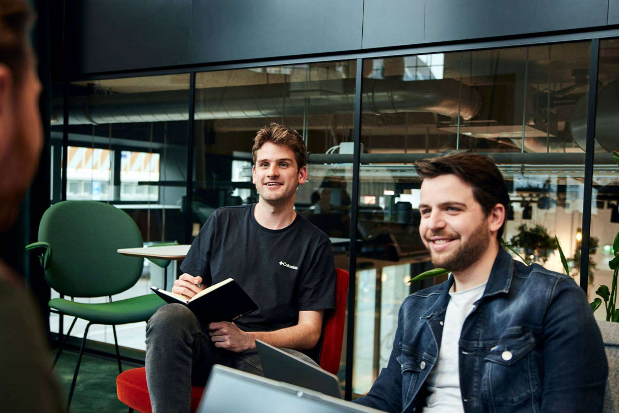 twee-mannen-luisteren-dialoog