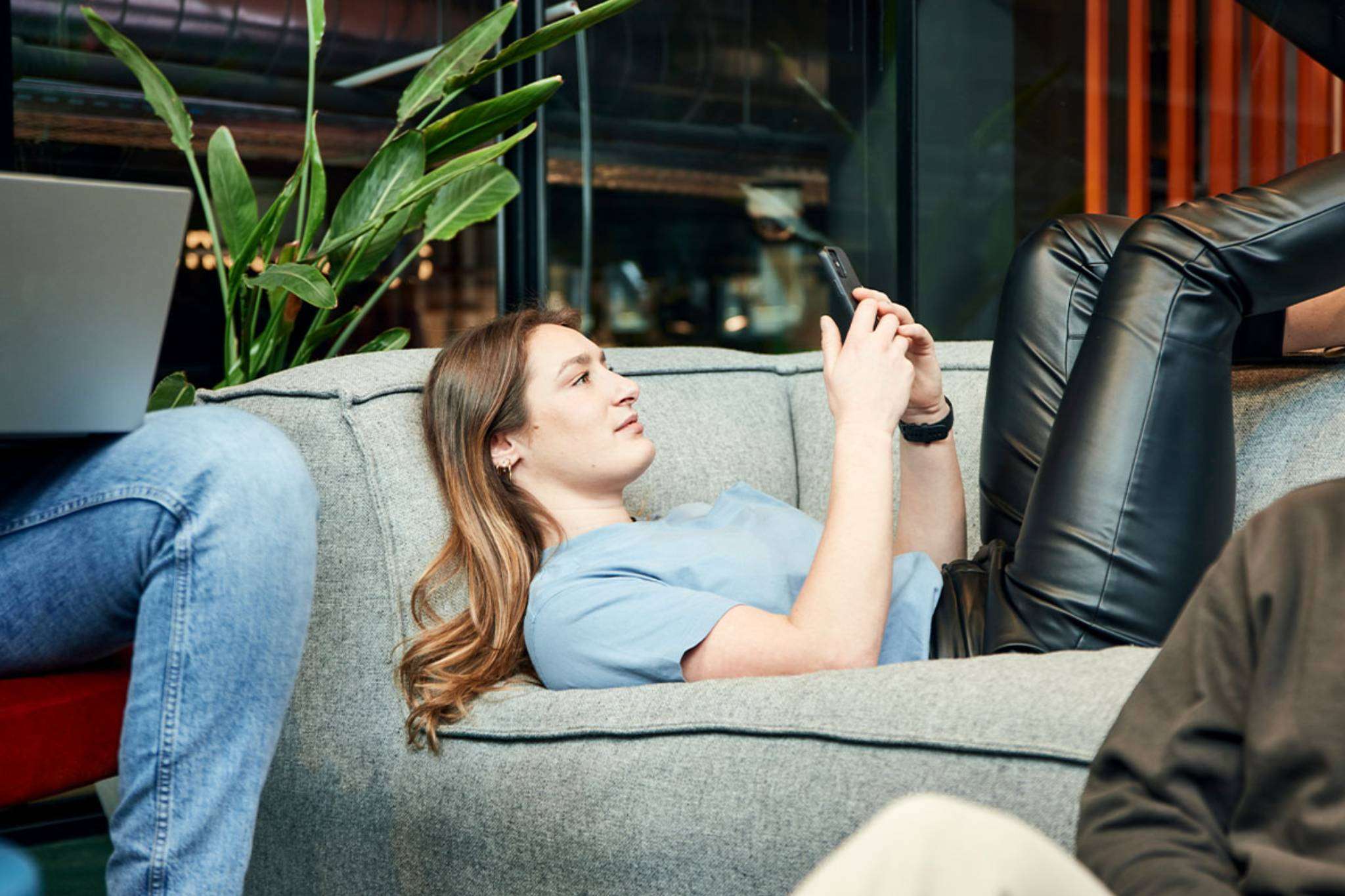 vrouw-chill-bank-telefoon-zijwaards
