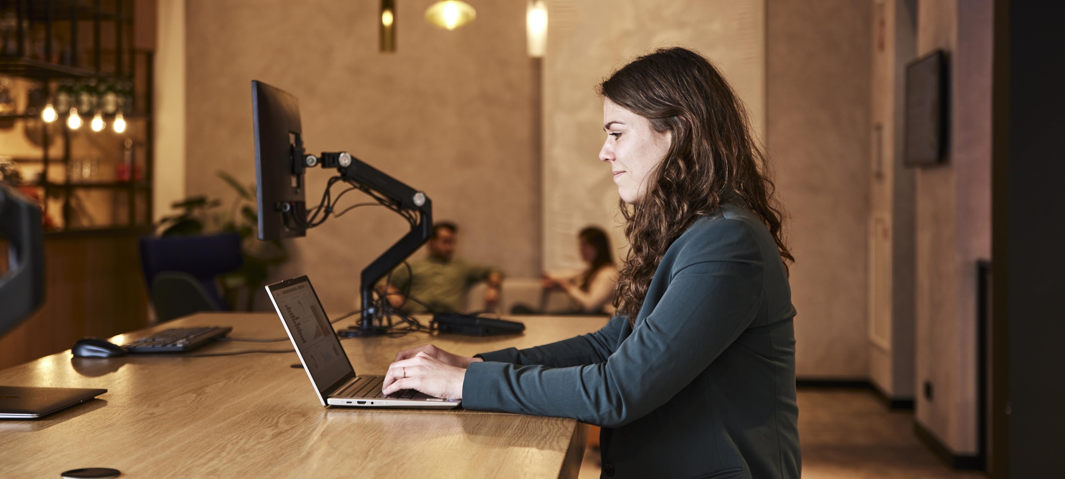 vrouw-in-focus-scherm-kantoor