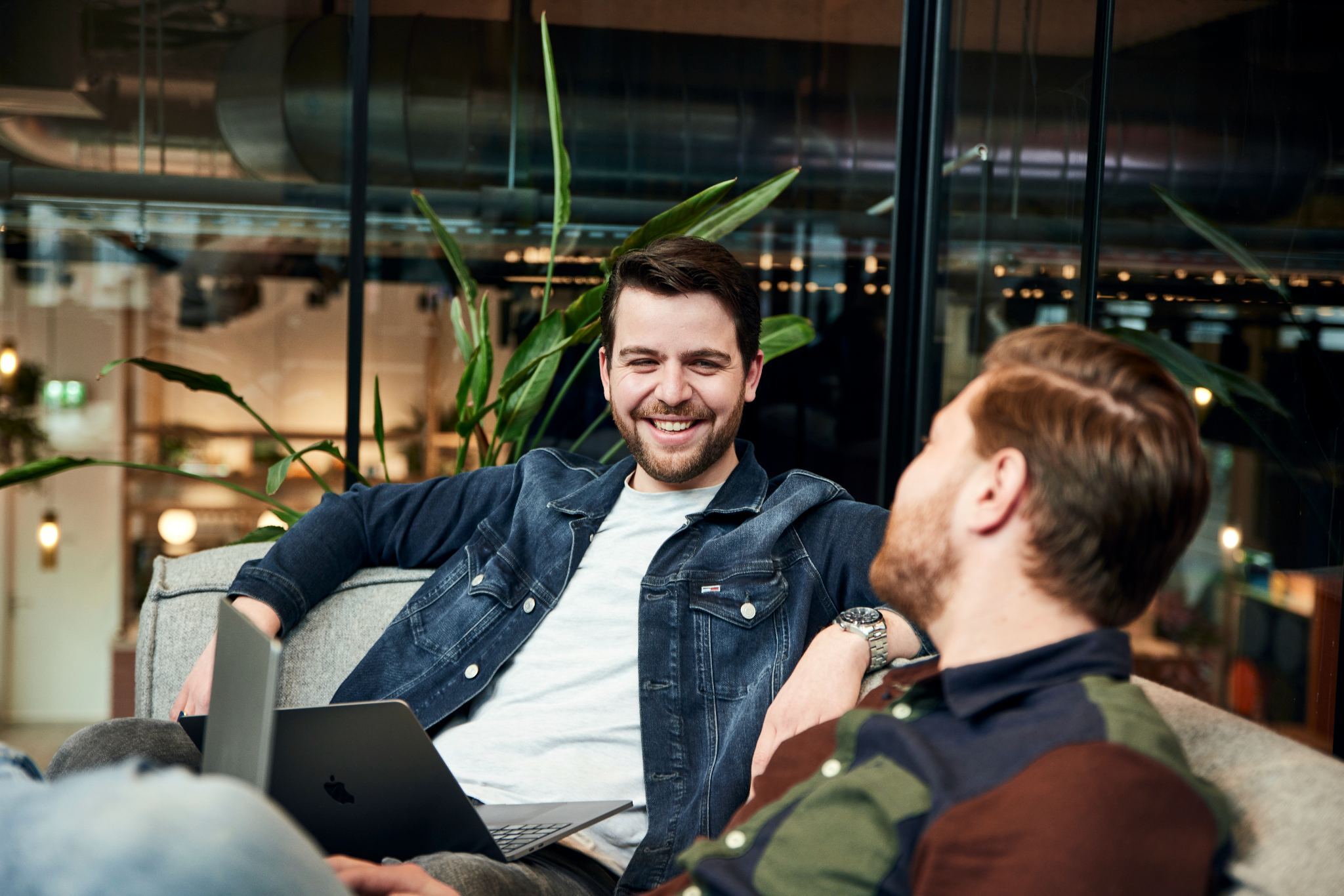 Twee collega's op bank.