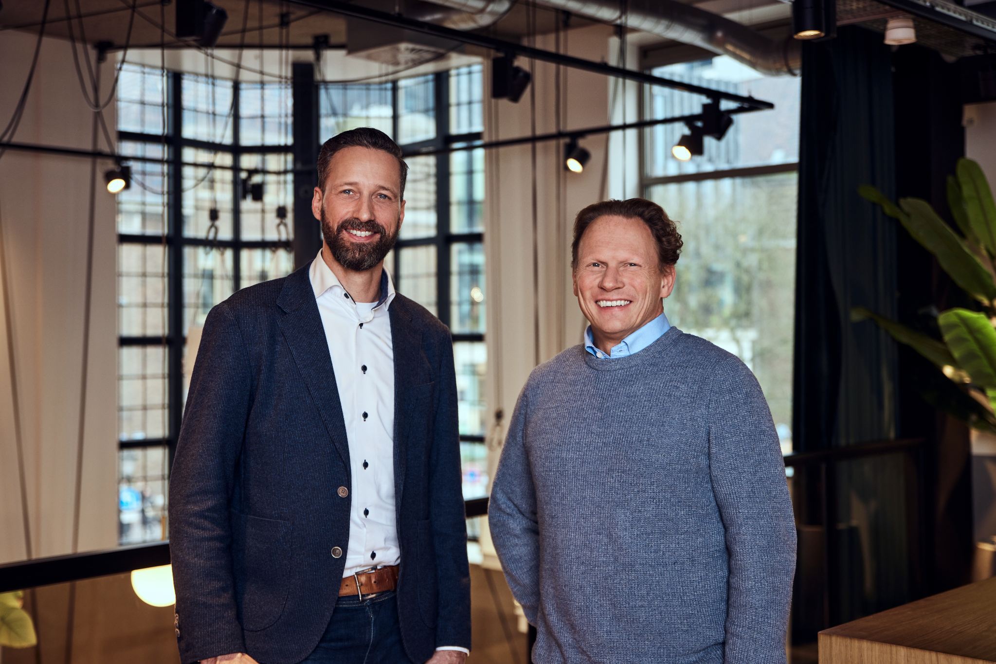 Twee mannen lachen naar camera