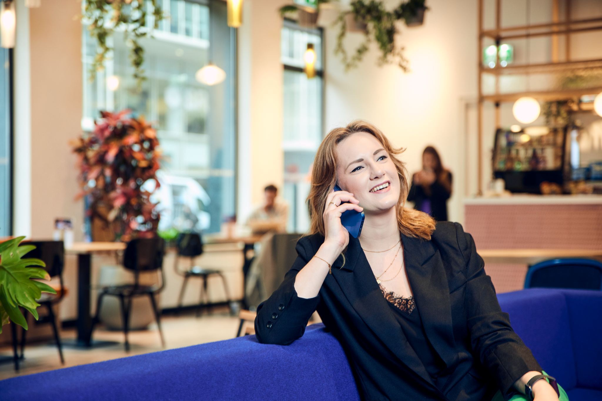 vrouw-bellend-blauwe-bank