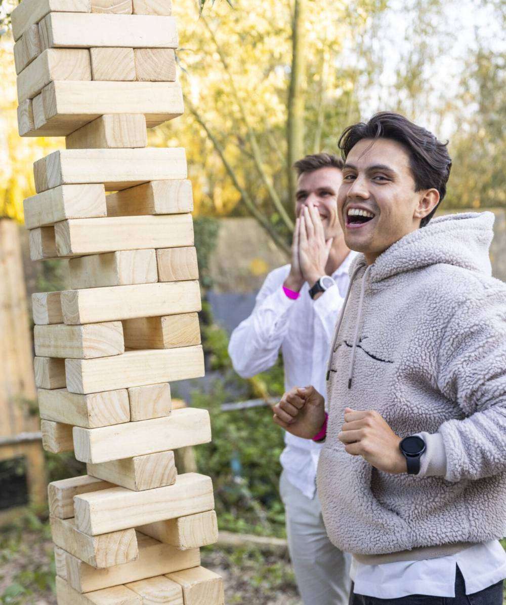 Lachende man met blokkentoren