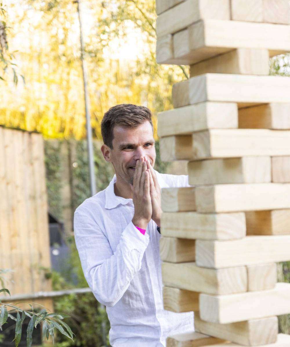 Man in spanning bij blokkentoren