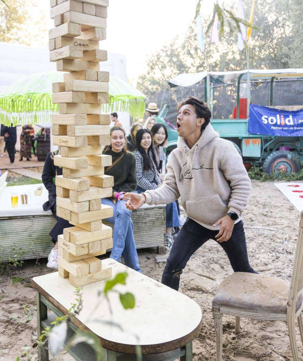 Man in spanning bij vallende blokkentoren