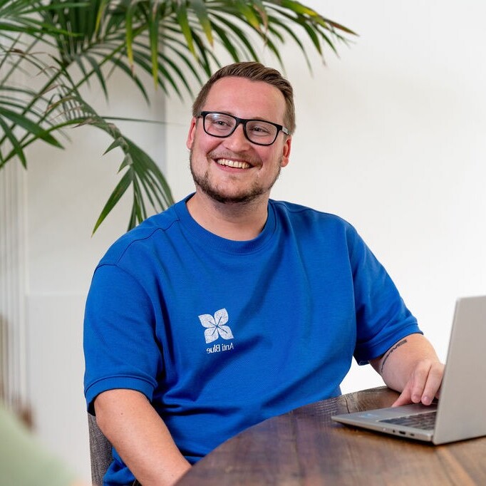 Collega aan het werk laptop