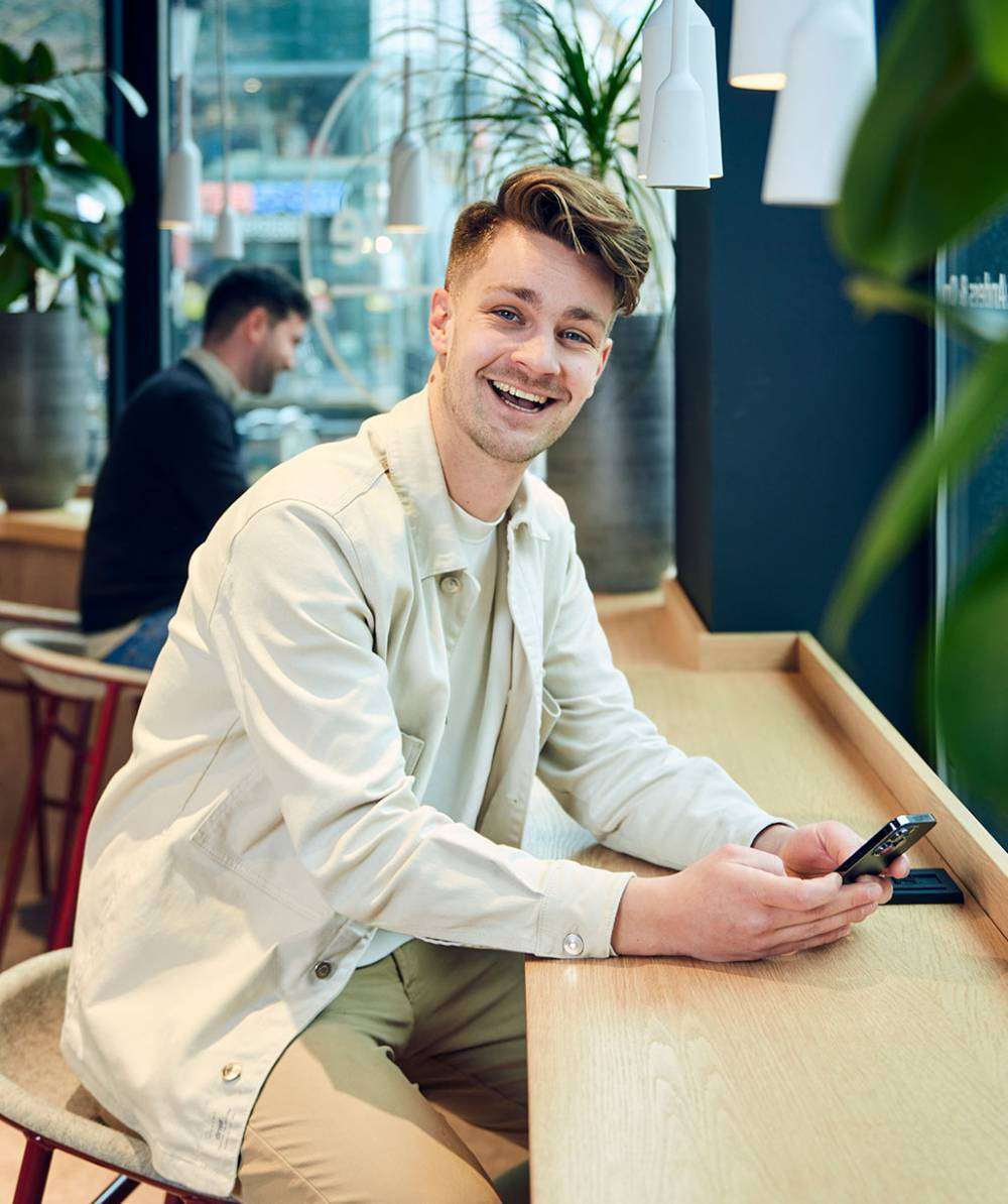jongen-blij-lachend-telefoon