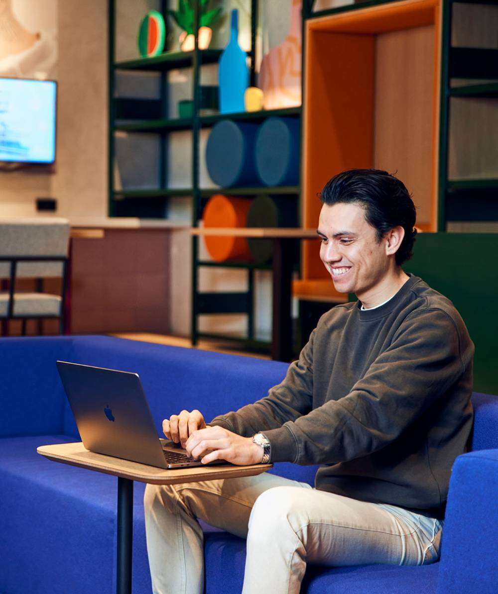 jongen-werken-laptop-focus-laptop