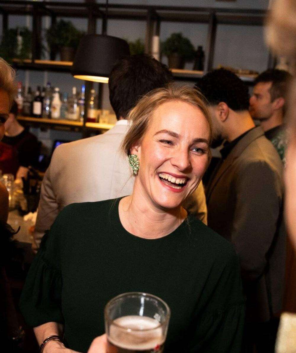 Lachend persoon bij een feestje.