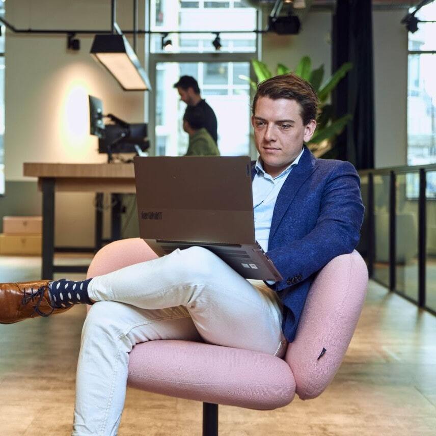 Finance professional in stoel