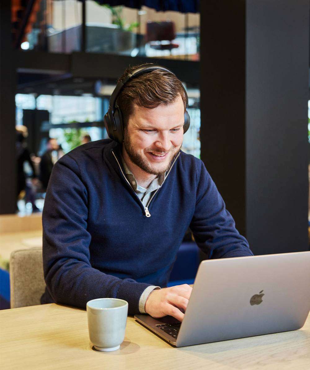 man-koffie-laptop-coworking-space