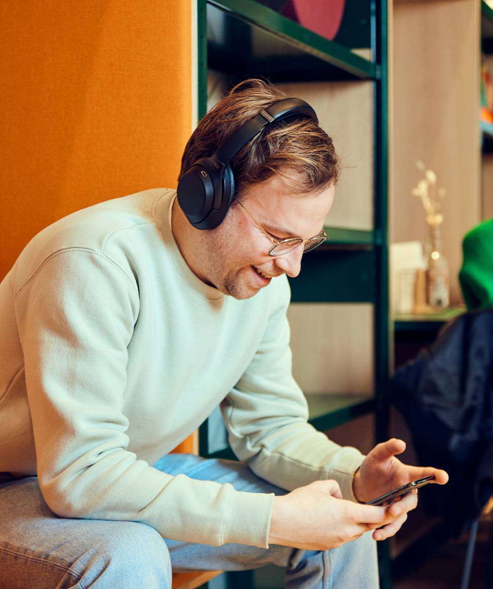 man-koptelefoon-zijwaards-scrollen