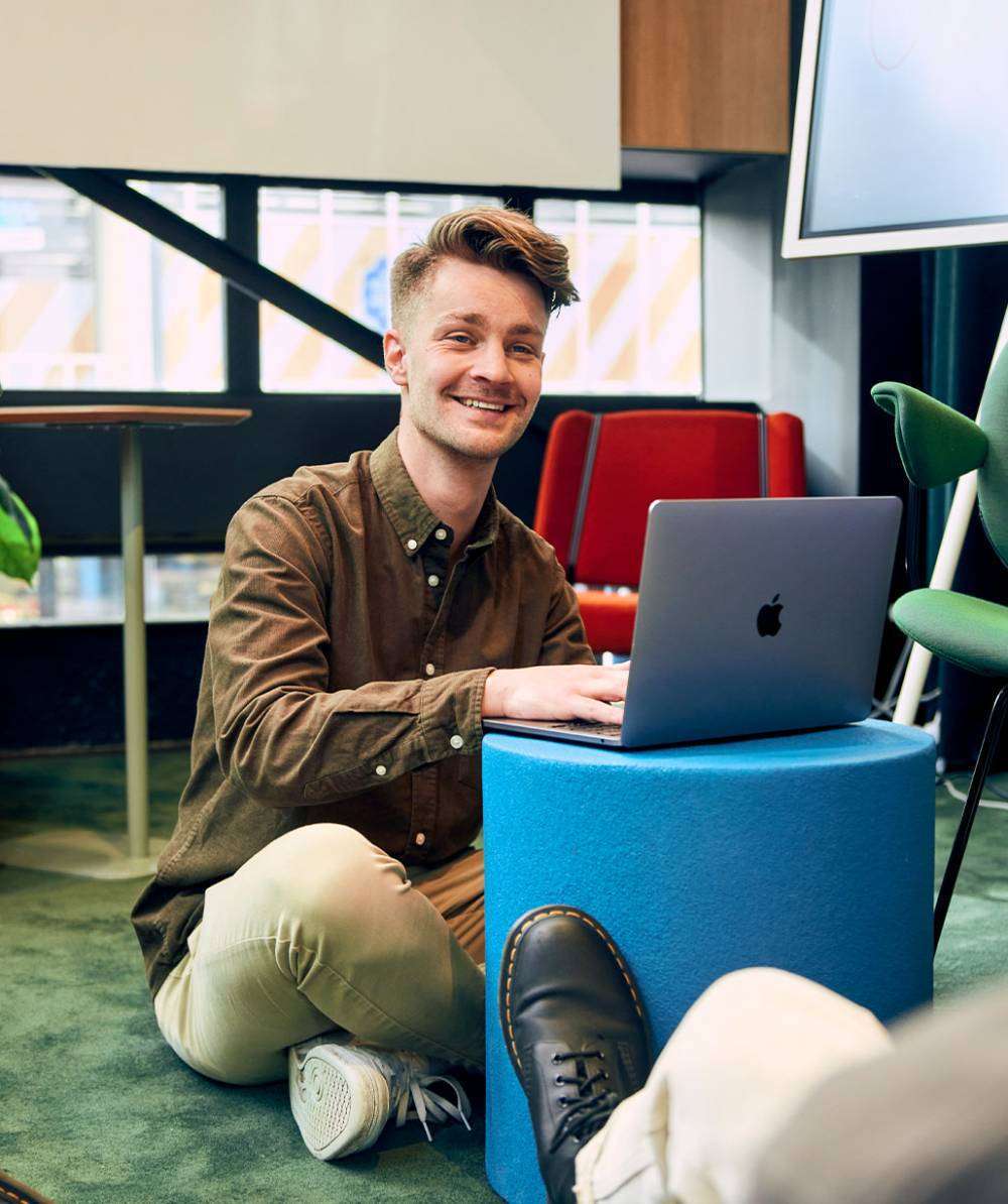 man-laptop-coworking-typen