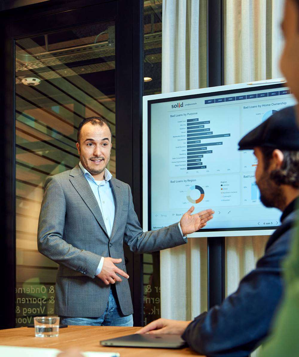 man-presenteert-dashboard-vergadering