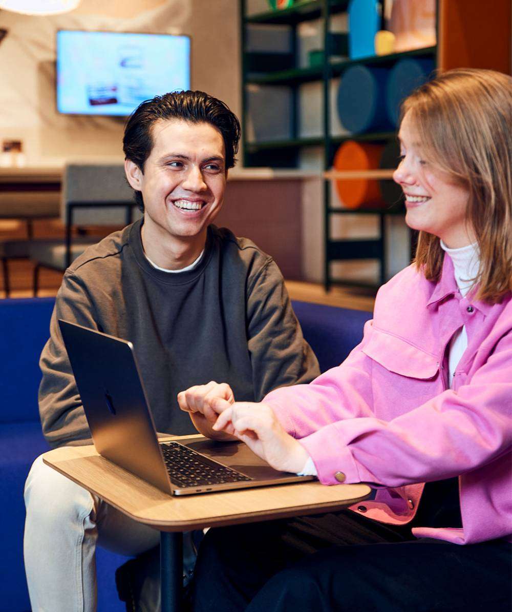 man-vrouw-typen-laptop-dialoog