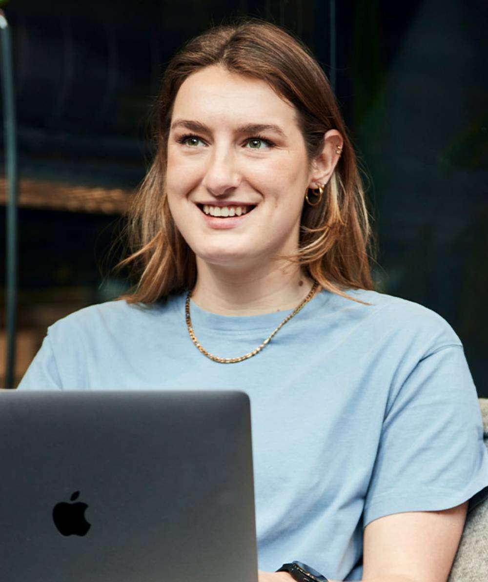 meisje-bank-laptop