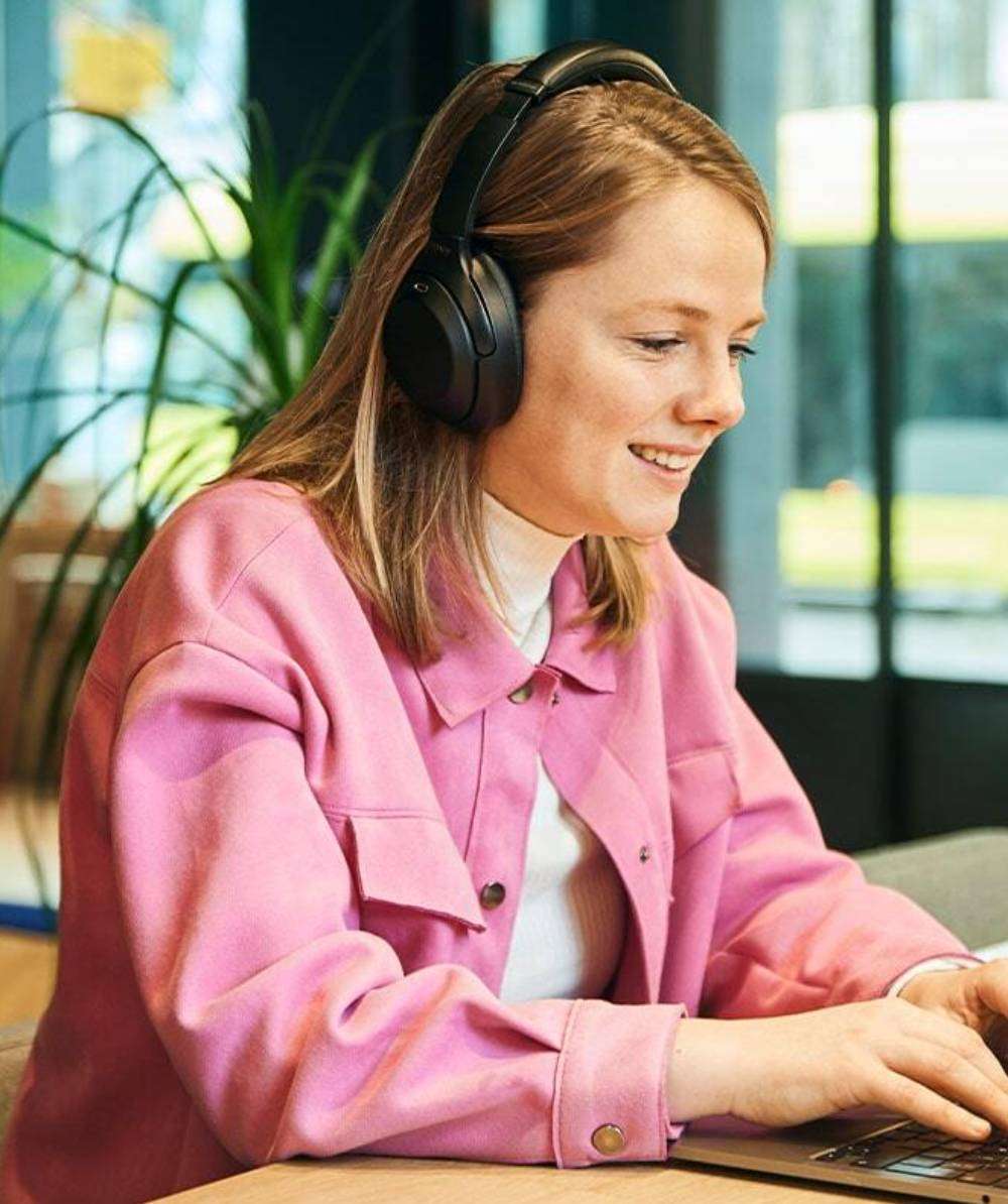 meisje-koptelefoon-laptop