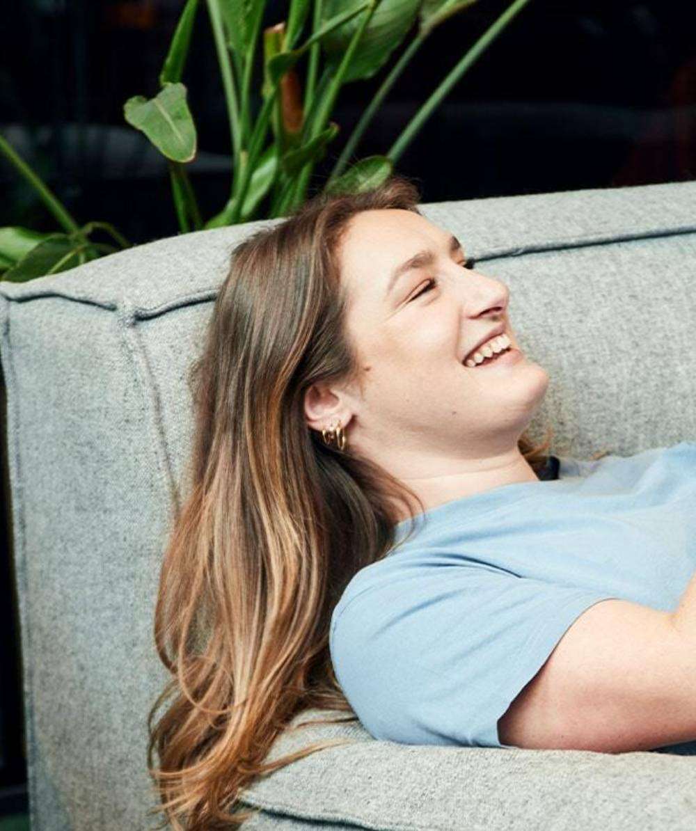 meisje-ligt-op-de-bank-met-telefoon