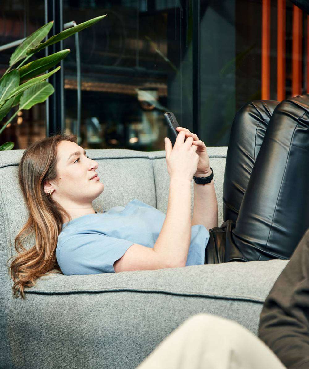 vrouw-chillend-browsen-telefoon