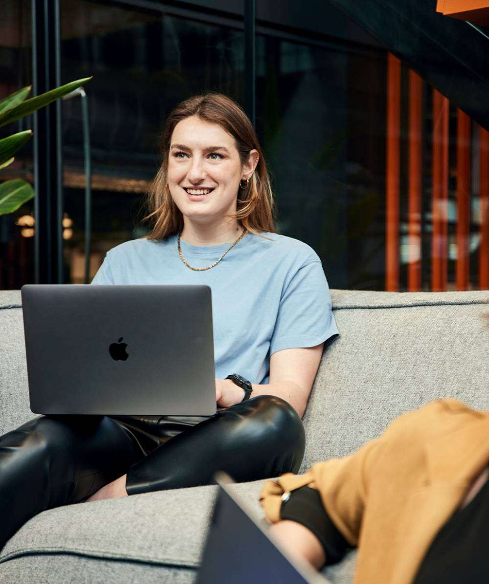 vrouw-kijkt-in-ruimte-laptop-overleg