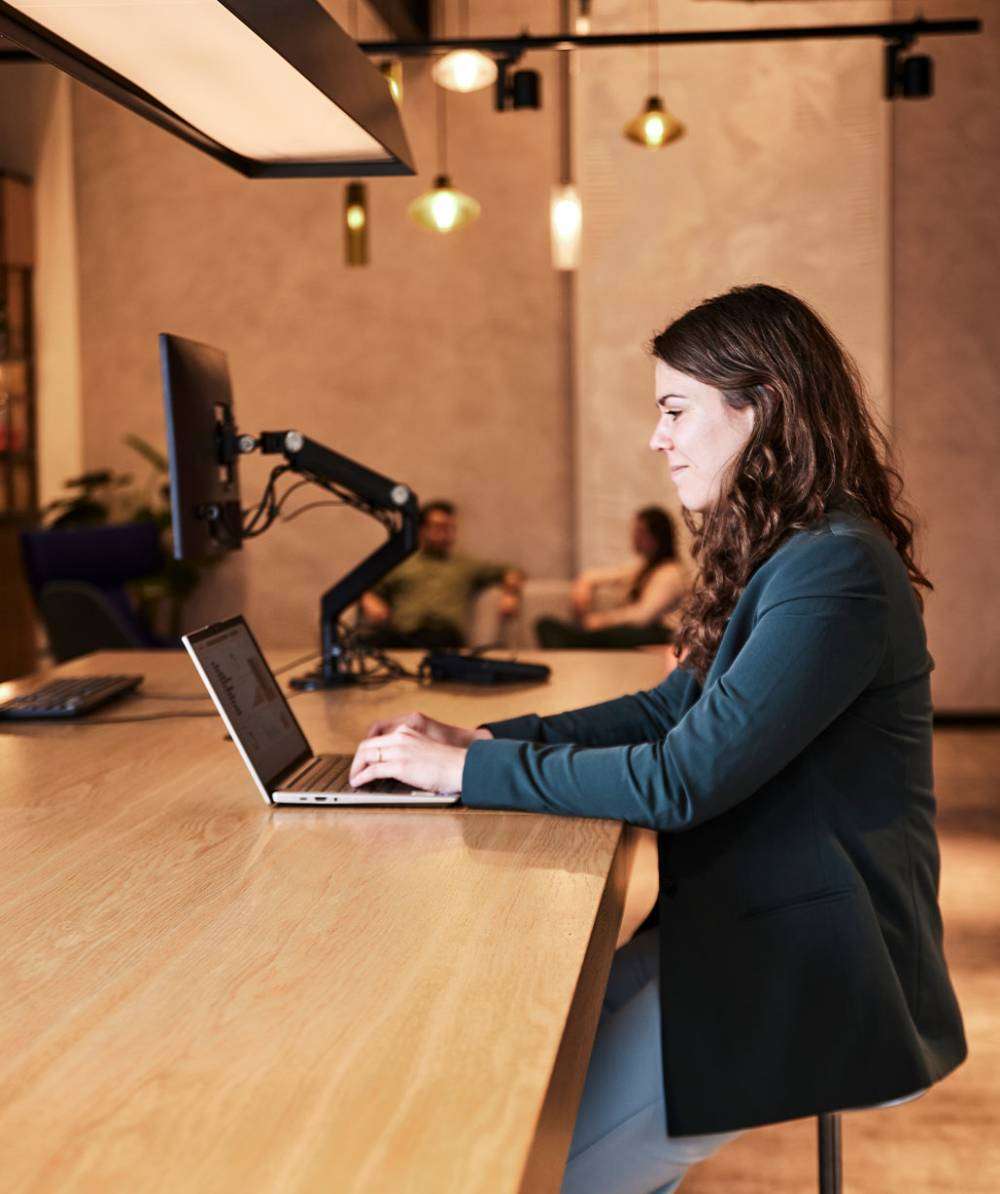 vrouw-kruk-zijwaards-werken-laptop