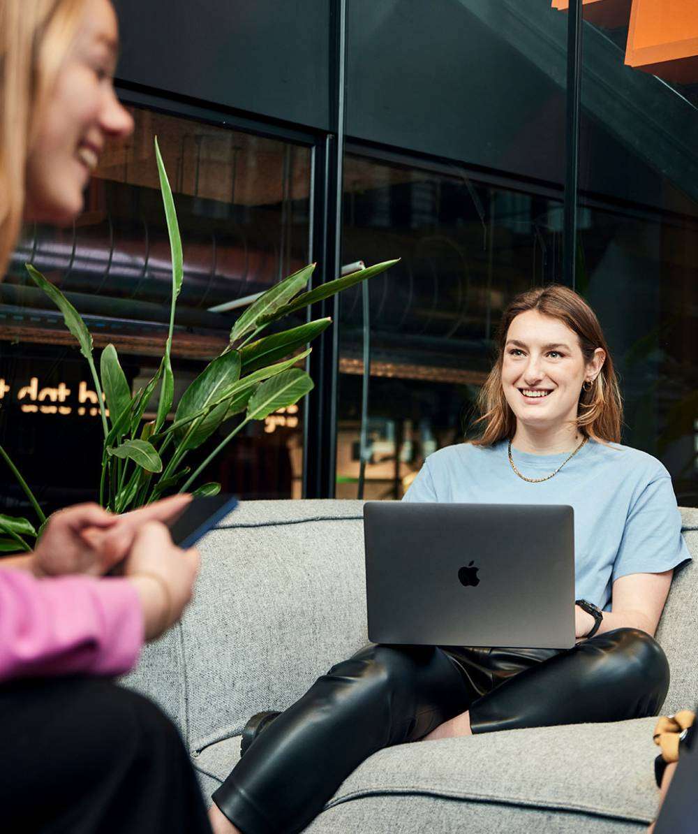 vrouw-laptop-bank-overleg-blij