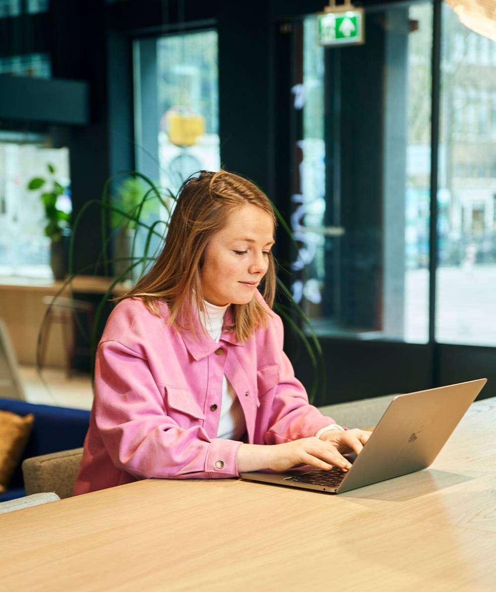 vrouw-typend-laptop-gefocust-werken