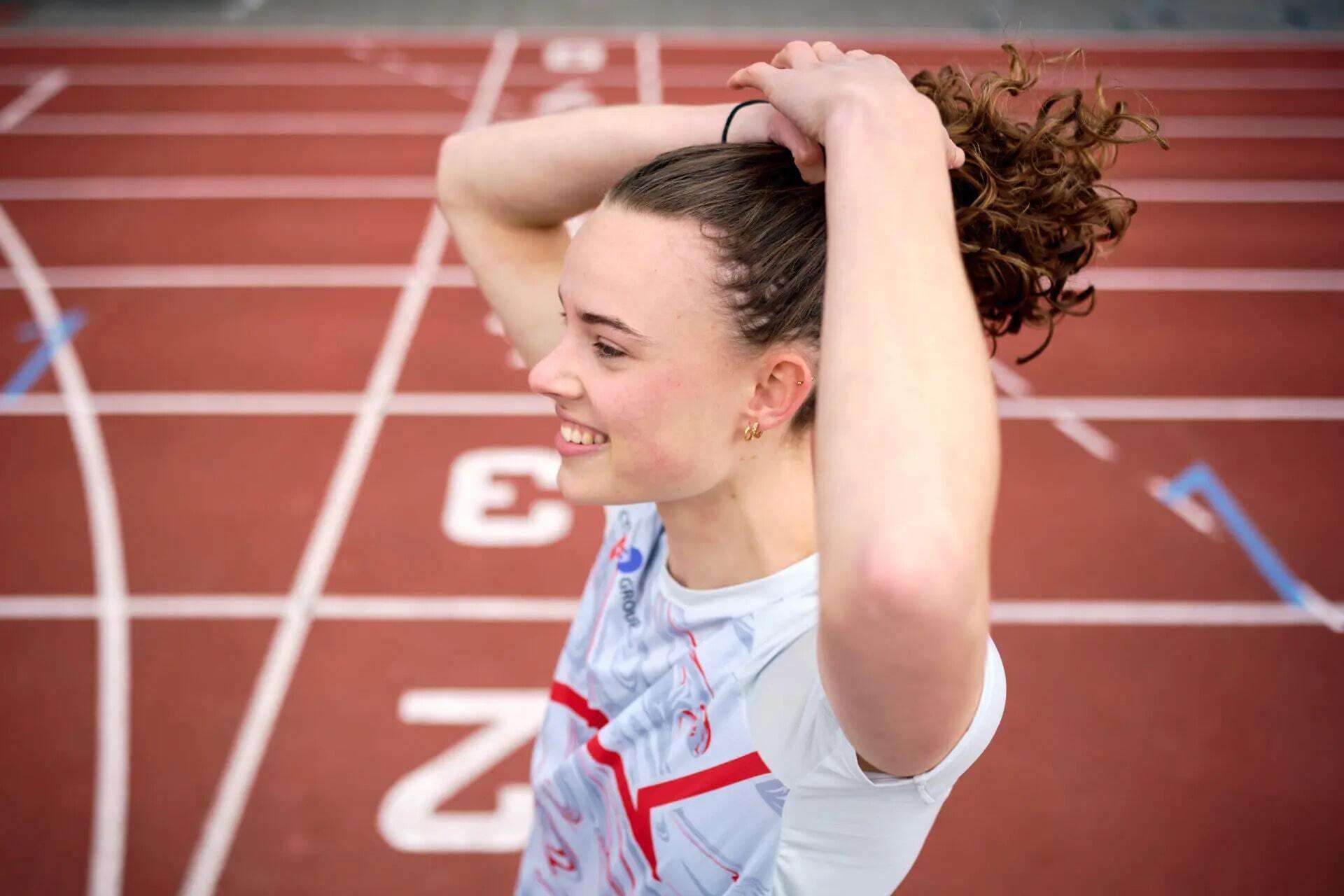 lachende athleet vrouw