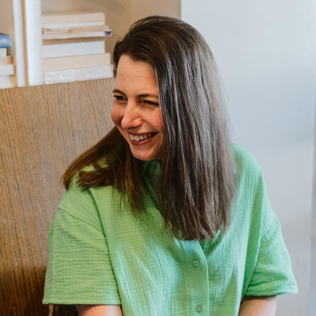vrouw-groen-shirt-lacht